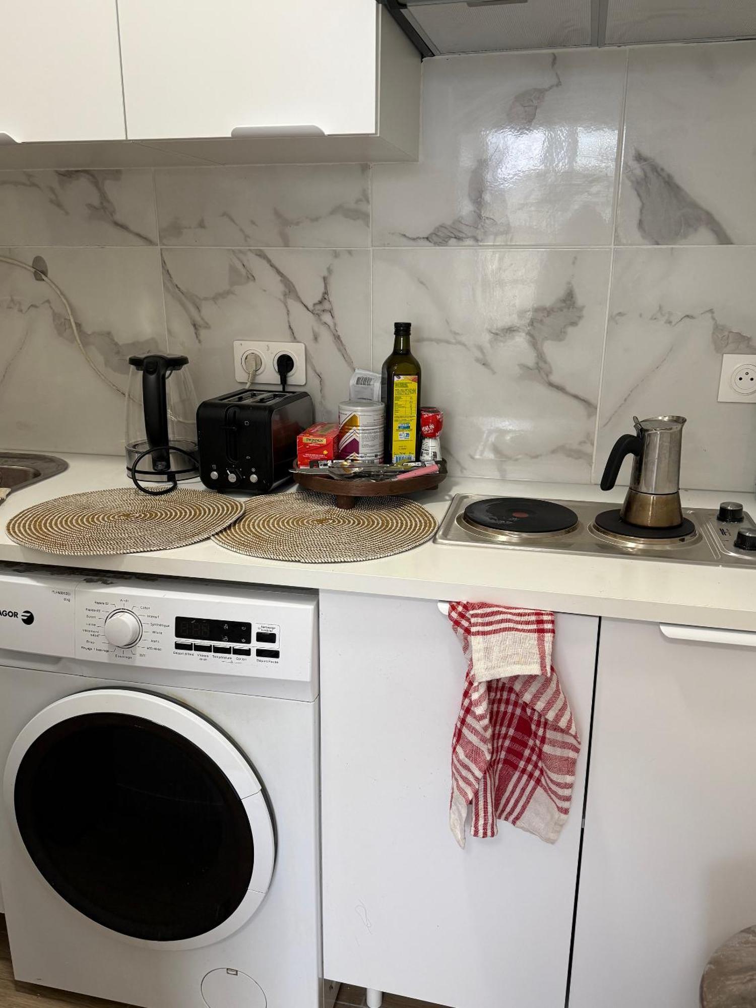 Spacious Home In Central Paris With Air Conditioning And Kitchen And 10 Mins To Eiffel Tower&5Mins To Metro